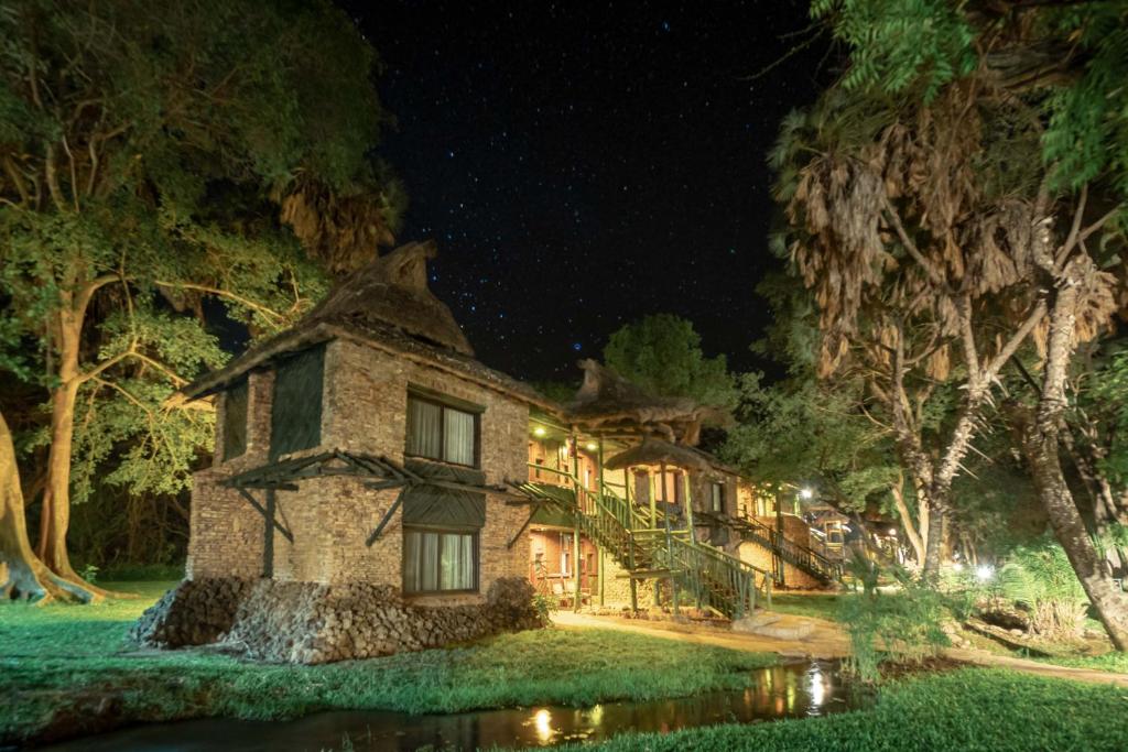 Garður fyrir utan Sarova Shaba Game Lodge