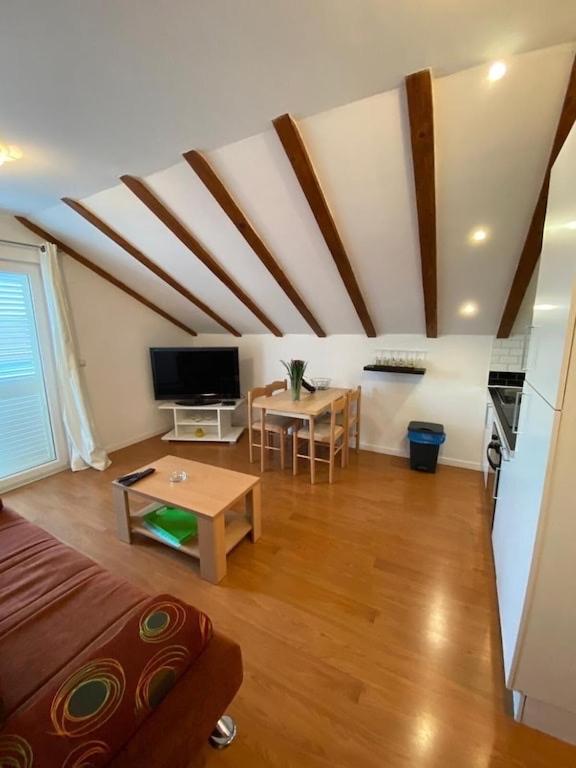 Televízia a/alebo spoločenská miestnosť v ubytovaní I.K. APARTMENTS