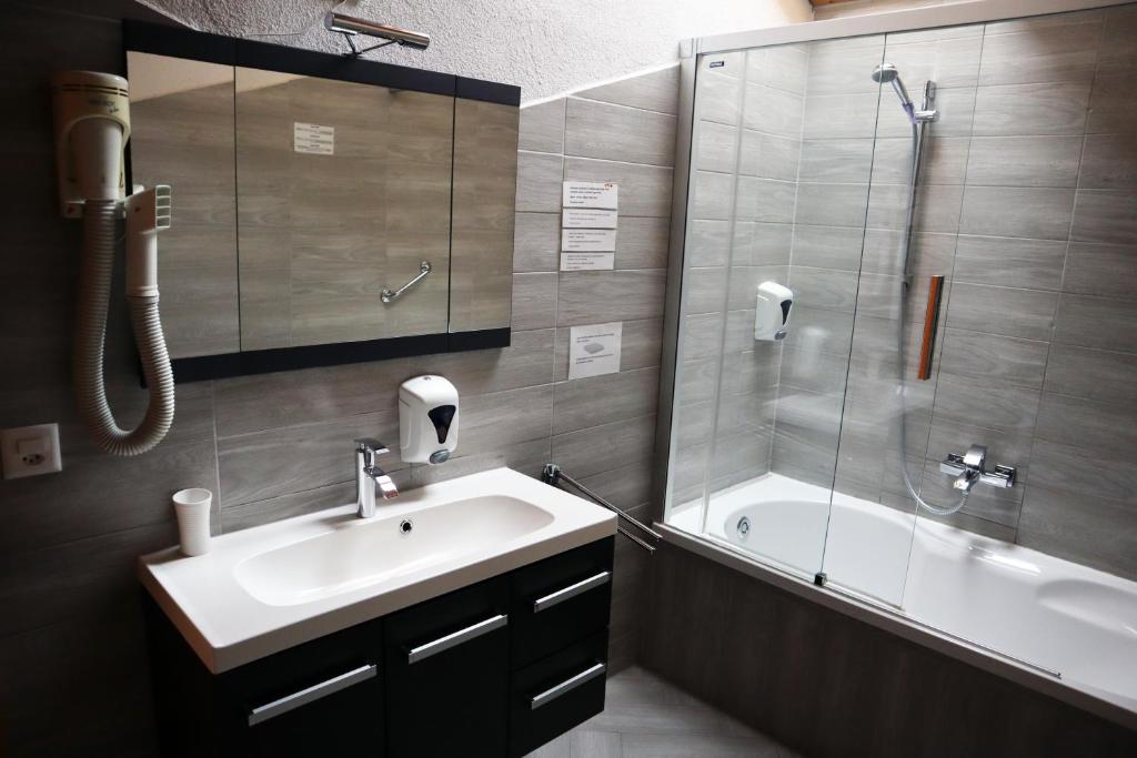 Ένα μπάνιο στο Gruyère Rooms