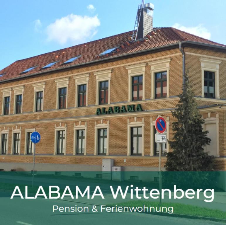 ein Gebäude in Albanien mit dem Wort albanania Whistleblower in der Unterkunft Pension Alabama in Lutherstadt Wittenberg