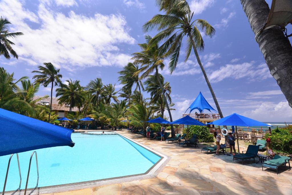 Bazén v ubytování Bahari Beach Hotel nebo v jeho okolí