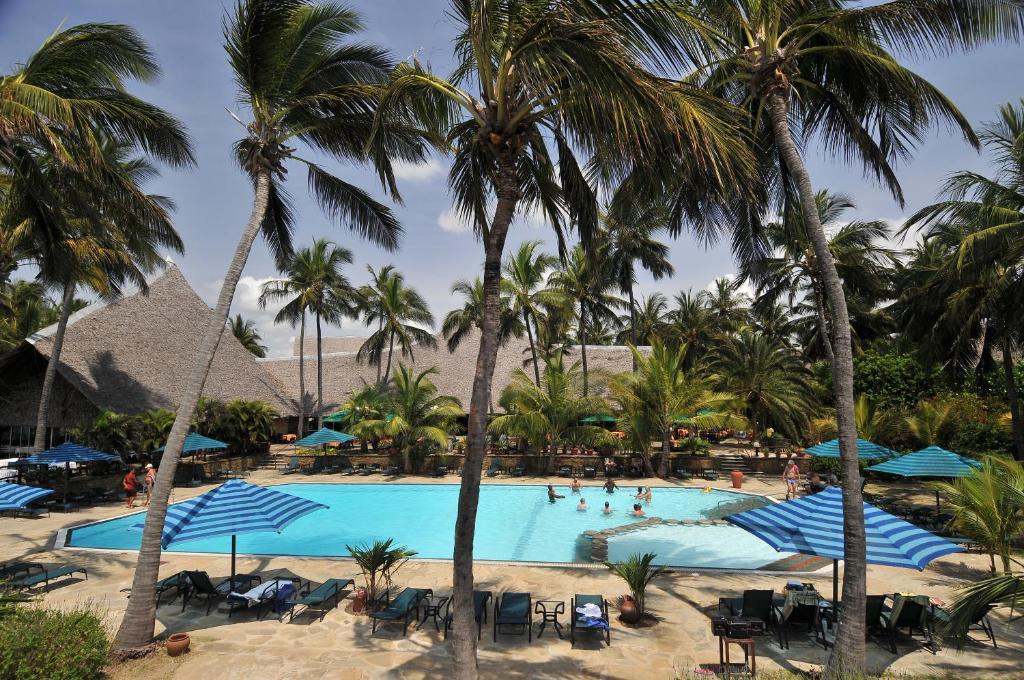 uitzicht op het zwembad van het resort bij Bahari Beach Hotel in Mombasa