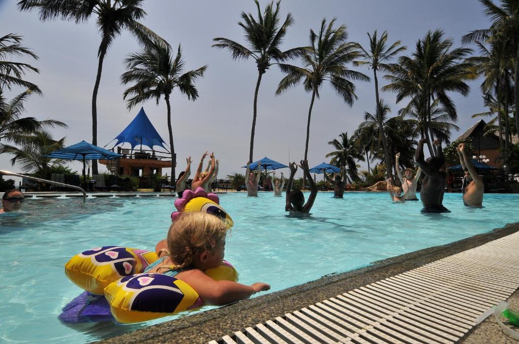 Bazén v ubytování Bahari Beach Hotel nebo v jeho okolí