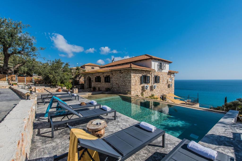een afbeelding van een villa met zwembad bij Xigia Beach Residence villas in Orthoniaí