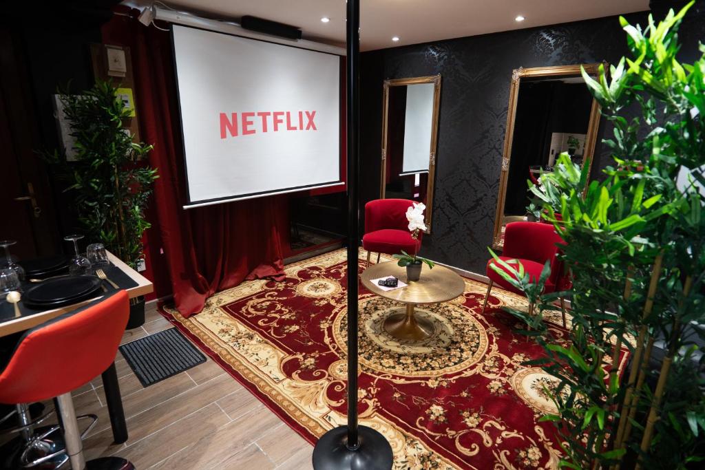 Gallery image of Capsule Secret - Jacuzzi - Netflix &amp; Home cinéma - Jeux de couple - Barre de pole dance in Valenciennes