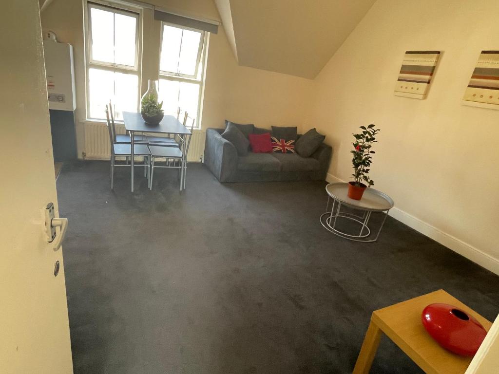 a living room with a couch and a table at Vibrant & Cosy London Apartment Near Wembley in London
