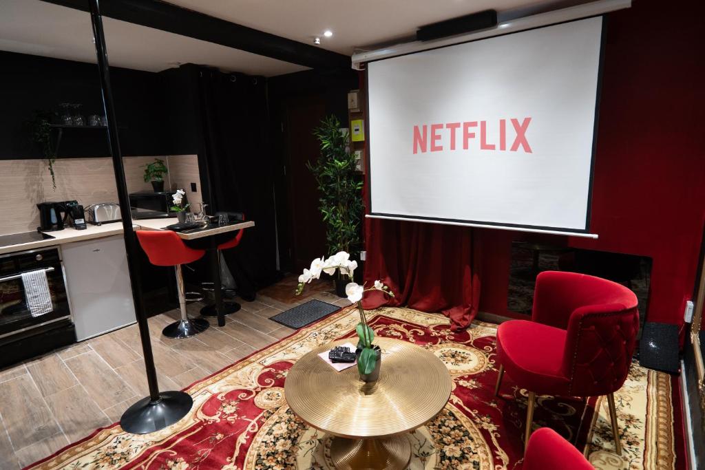 Gallery image of Capsule Secret - Jacuzzi - Netflix &amp; Home cinéma - Jeux de couple - Barre de pole dance in Valenciennes