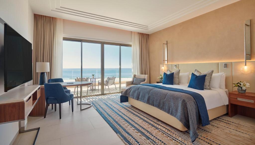 سرير أو أسرّة في غرفة في Fairmont Taghazout Bay