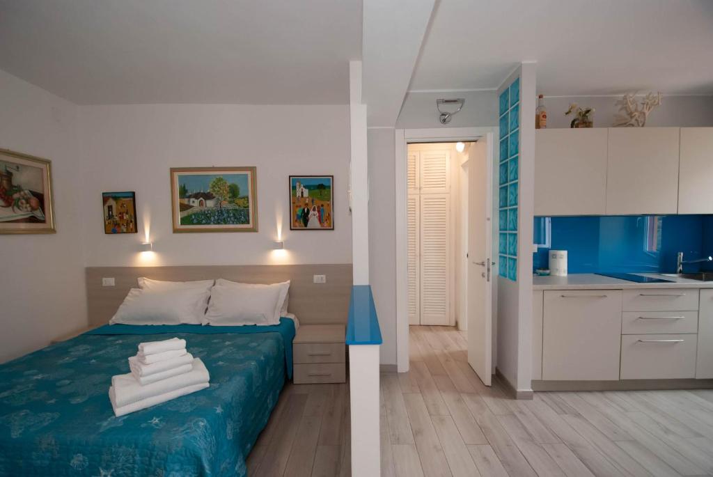 a small bedroom with a bed and a kitchen at Dal Comandante by Arbaspàa in Manarola