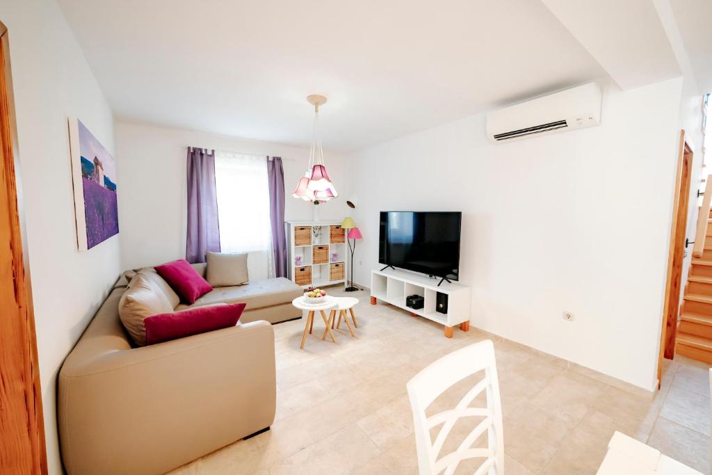 Telewizja i/lub zestaw kina domowego w obiekcie Villa Begonia