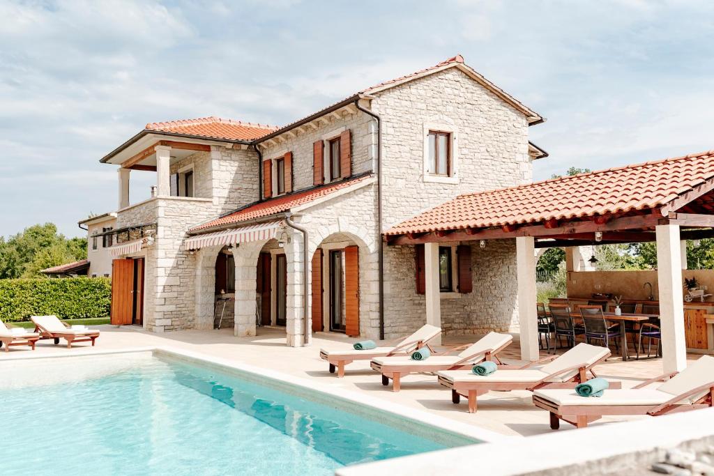 Basen w obiekcie Villa Begonia lub w pobliżu