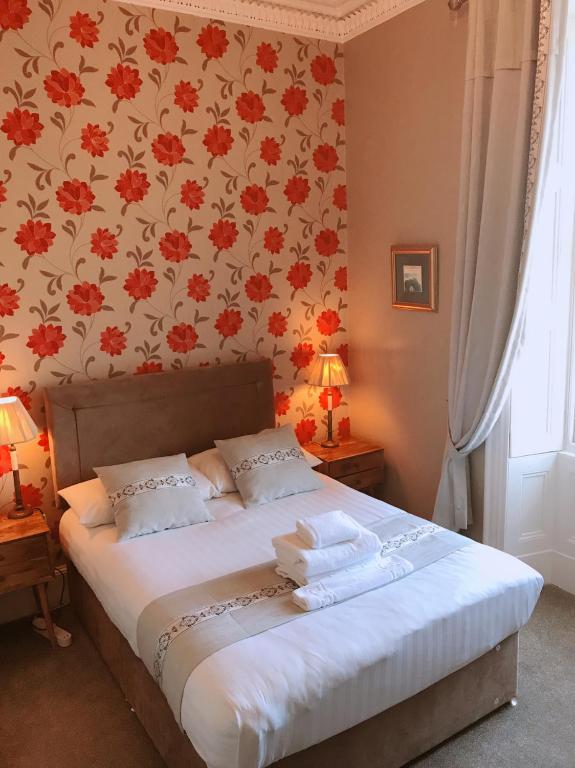 Postel nebo postele na pokoji v ubytování Alexander Guest House