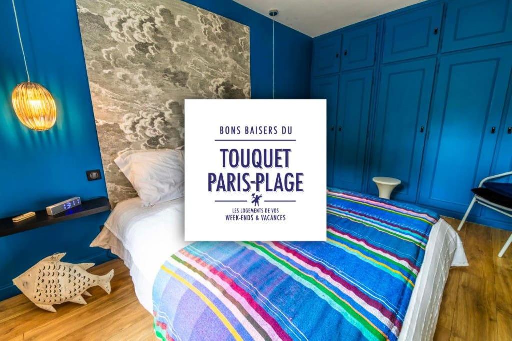 Cette chambre dispose d'un lit avec un panneau. dans l'établissement Bons Baisers du Touquet - Villa Caracole, à Le Touquet-Paris-Plage