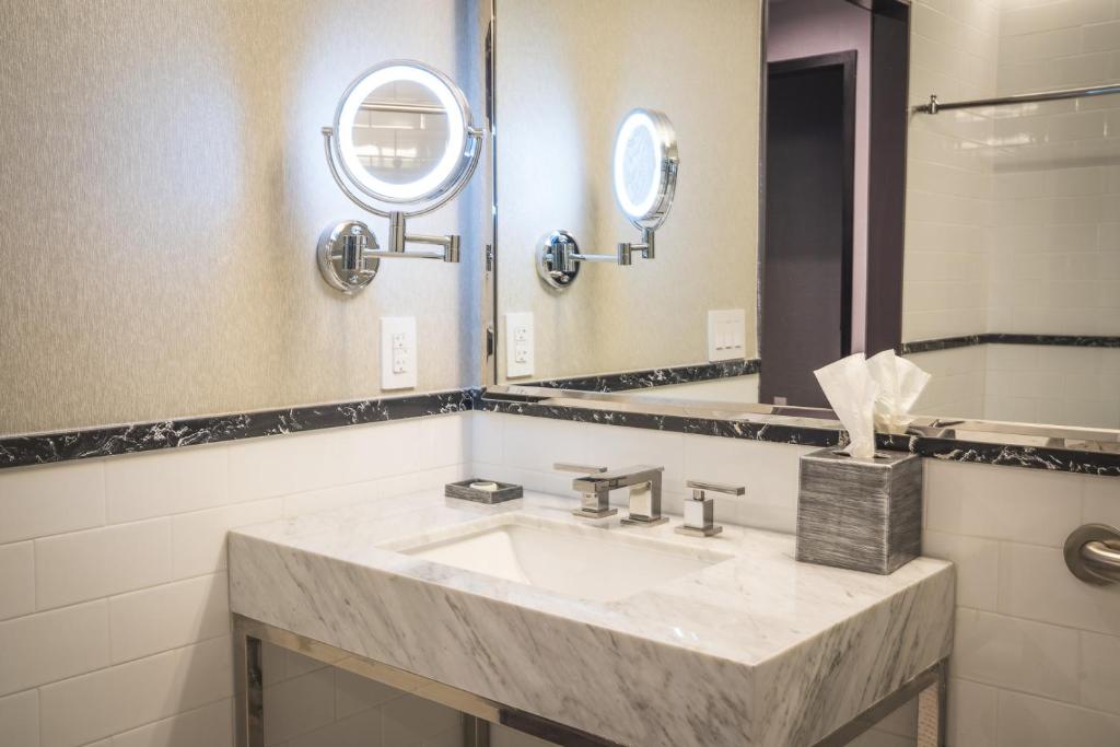 42 Hotel Williamsburgにあるバスルーム