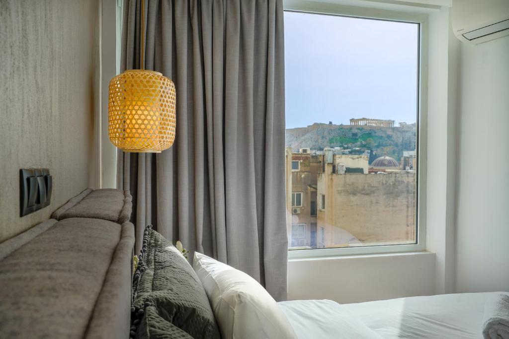 um quarto com uma grande janela e um sofá com vista em Stylish Living-Parthenon em Atenas