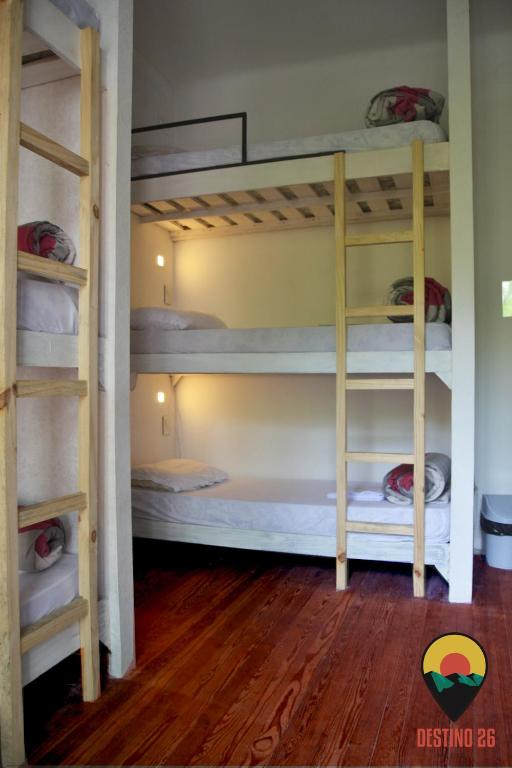 Destino26 Hostel - 混合寮の部屋のシングルベッド