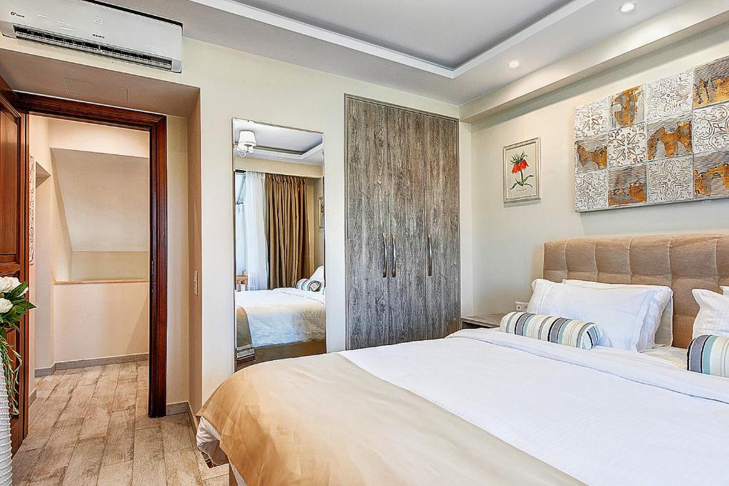 Posteľ alebo postele v izbe v ubytovaní Anemone Villa with Outdoor Hot Tub, Sani Luxury Villas collection