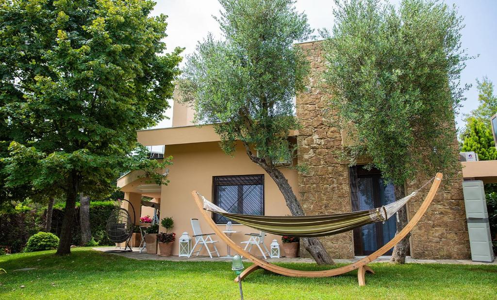 Vonkajšia záhrada v ubytovaní Anemone Villa with Outdoor Hot Tub, Sani Luxury Villas collection