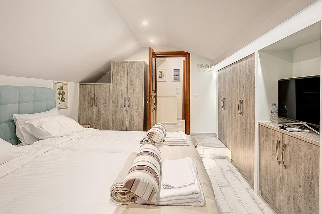 Posteľ alebo postele v izbe v ubytovaní Anemone Villa with Outdoor Hot Tub, Sani Luxury Villas collection