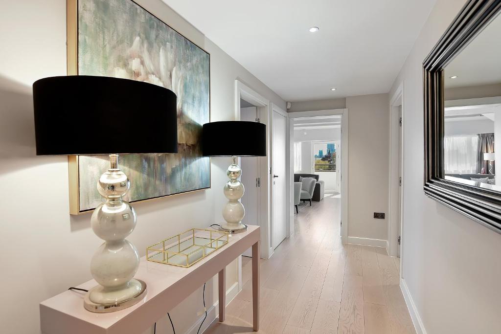 جاده پل Vauxhall توسط Q Apartments, آژانس هواپیمایی آسمان سپید
