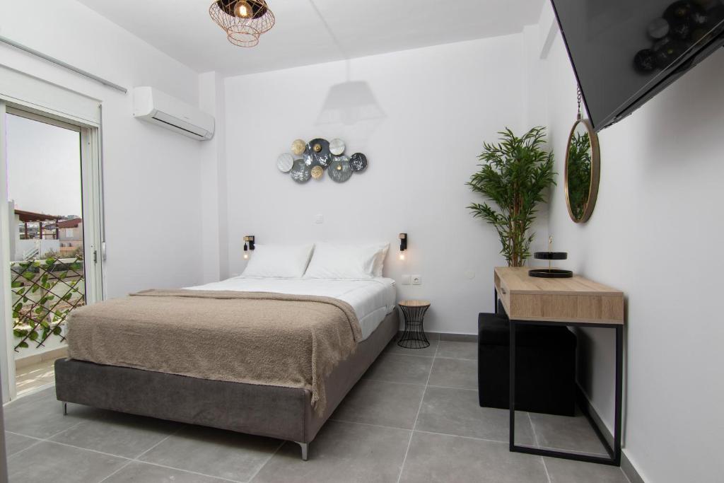 een slaapkamer met een bed, een tafel en een raam bij Luxury apartment in the center in Rhodos-stad