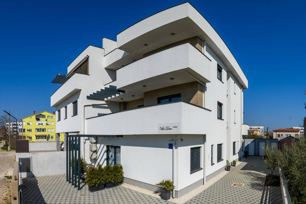 een wit gebouw met een geometrisch ontwerp bij Villa Dora in Pula