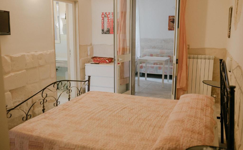 uma sala de jantar com uma mesa e um espelho em Le Camporelle In Città em Lecce