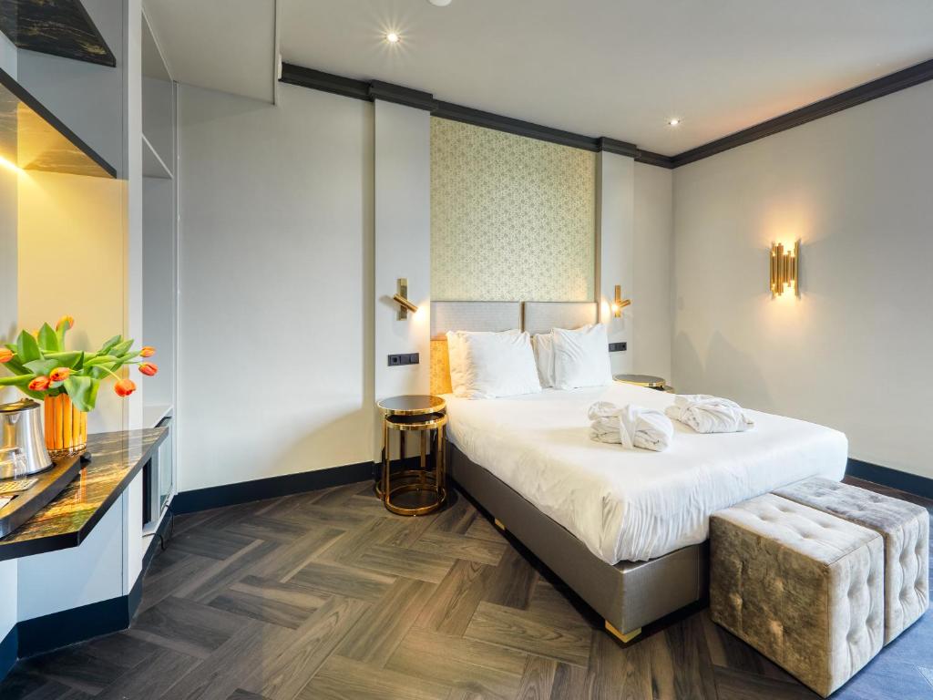 
Large Lake View Room with Double Bed
