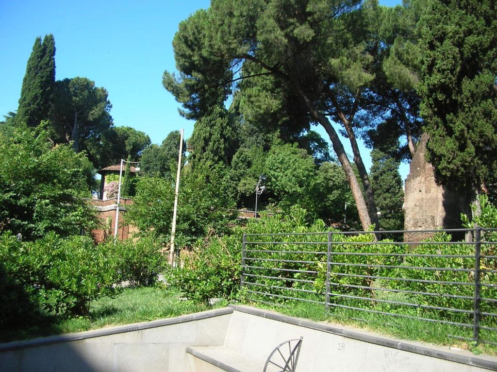Um jardim no exterior de Chiara Stella Guest House