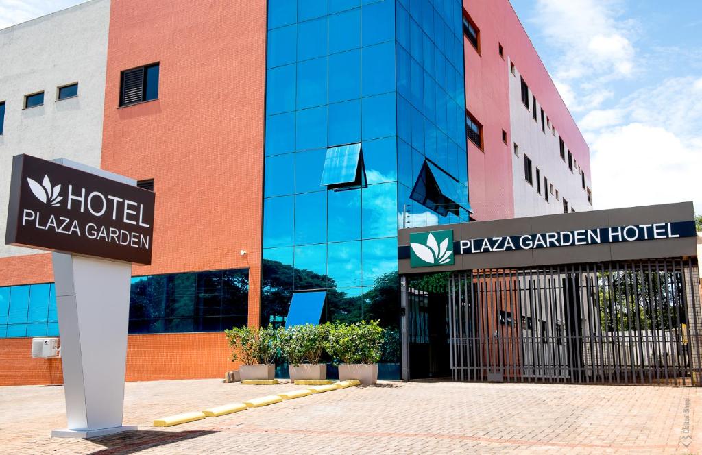 un edificio con un hotel con jardín y plaza de hotel en Hotel Plaza Garden, en Cascavel