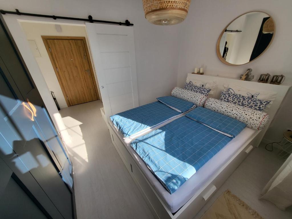Łóżko lub łóżka w pokoju w obiekcie APARTAMENT przy jeziorze