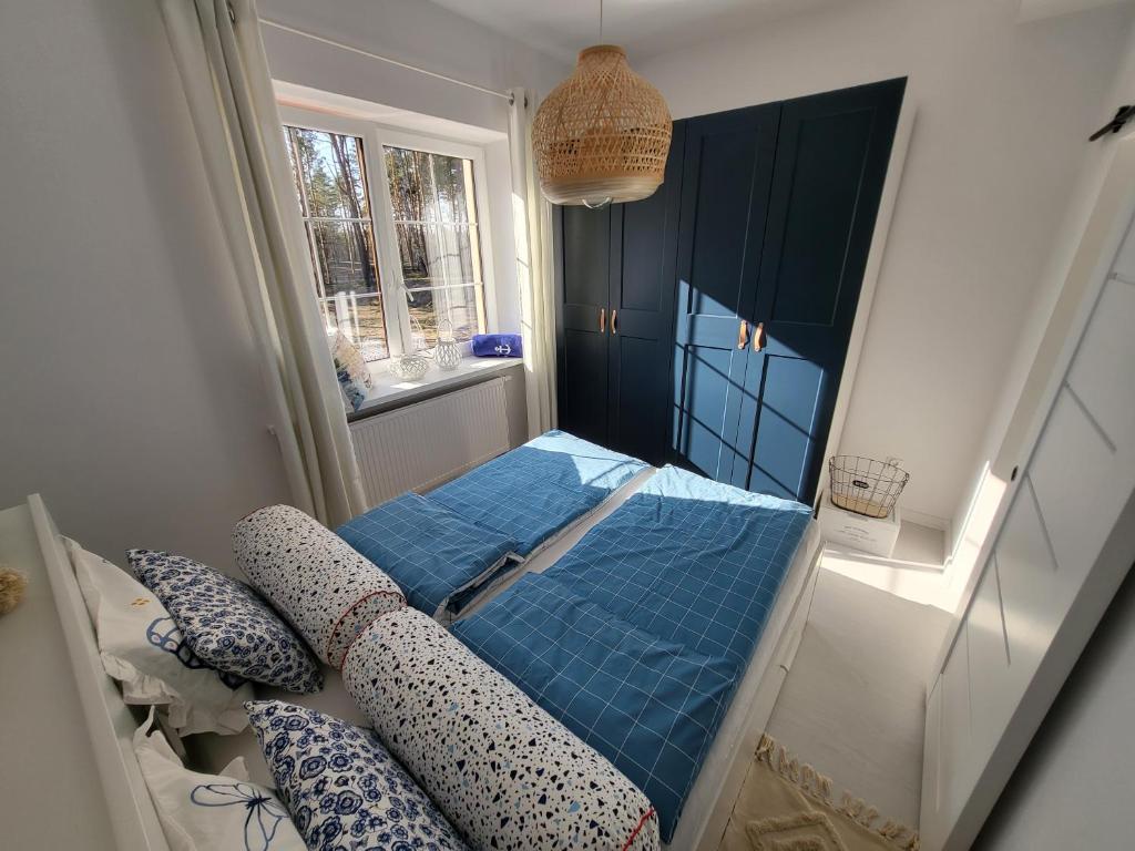 Łóżko lub łóżka w pokoju w obiekcie APARTAMENT przy jeziorze