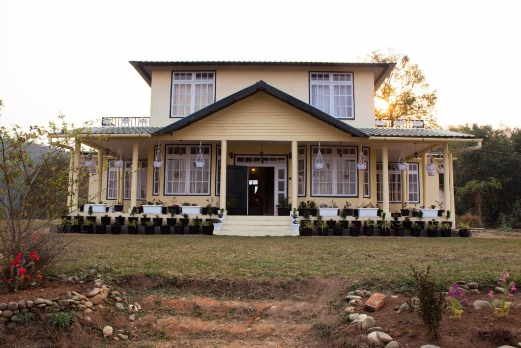 ein Haus mit einer Veranda und einem Hof in der Unterkunft The Arcadia Resort - Umroi in Shillong