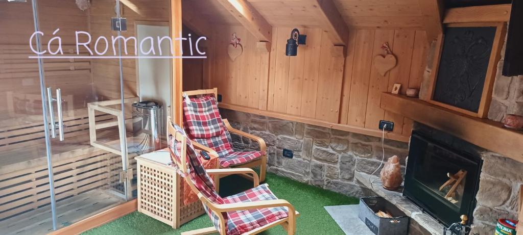 a room with two rocking chairs and a fireplace at Romantic Spa in Venas