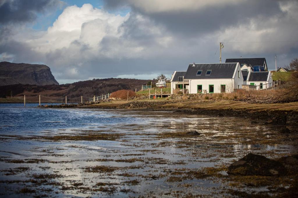 Shore Cottage Isle of Skye في بورتري: منزل على شاطيء تجمع المياه