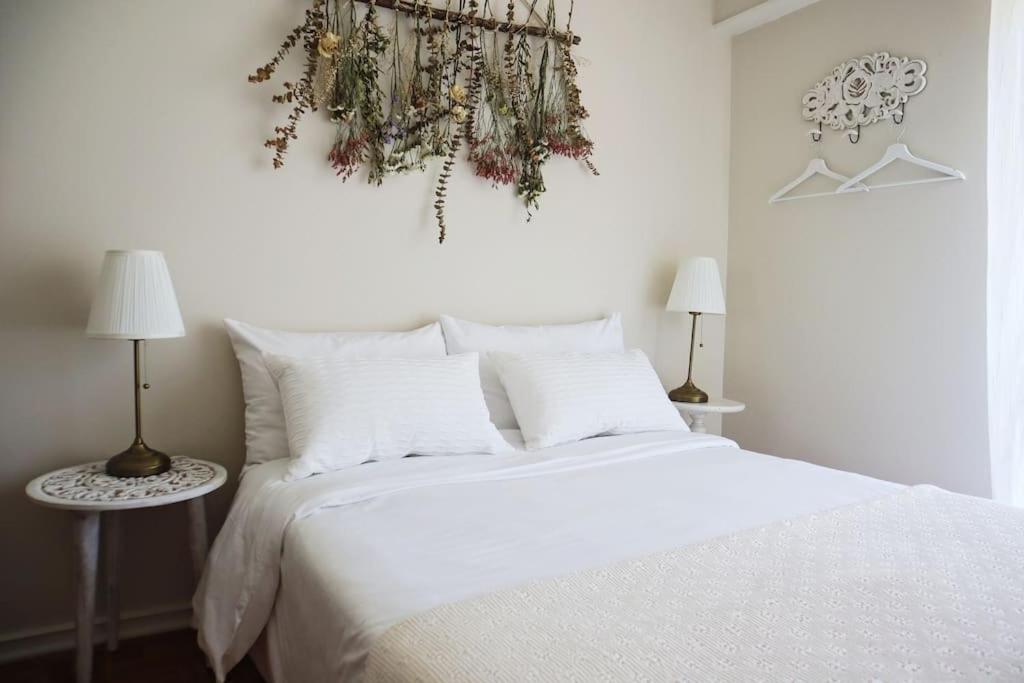 um quarto com uma cama branca e 2 candeeiros em Casal de São José - Modern Country House em Mafra