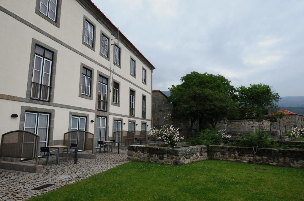 Um jardim no exterior de INATEL Linhares da Beira Hotel Rural