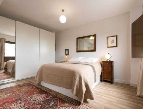 um quarto com uma cama e uma cómoda com um espelho em Casa Alvar em Vejer de la Frontera