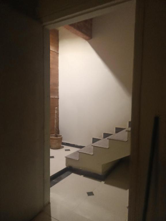widok na schody z pokoju w obiekcie Hotel Aladin In Karachi w mieście Karaczi