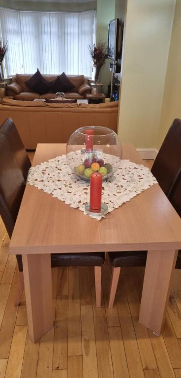 uma mesa com uma taça de fruta e uma vela sobre ela em ST ANNES PROFESSIONAL LET - BLACKPOOL em Blackpool