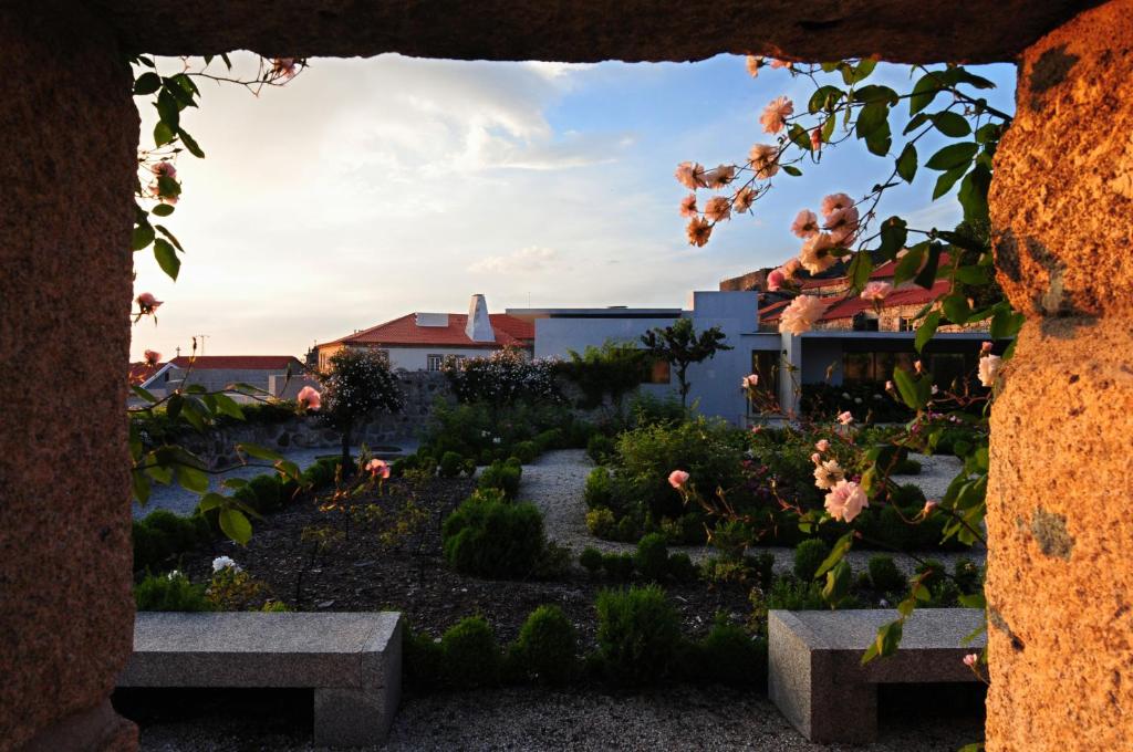 Um jardim no exterior de INATEL Linhares da Beira Hotel Rural