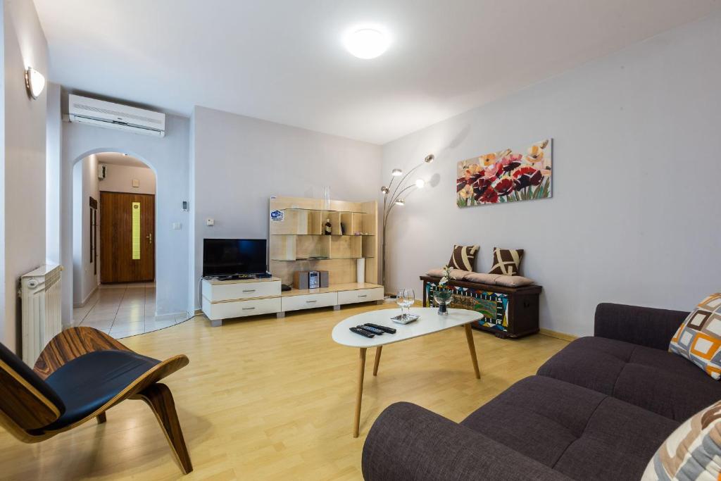 sala de estar con sofá y mesa en Quattro Cantoni Apartments, en Zadar