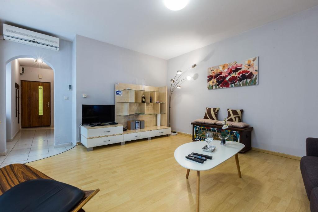 salon z kanapą i stołem w obiekcie Quattro Cantoni Apartments w mieście Zadar