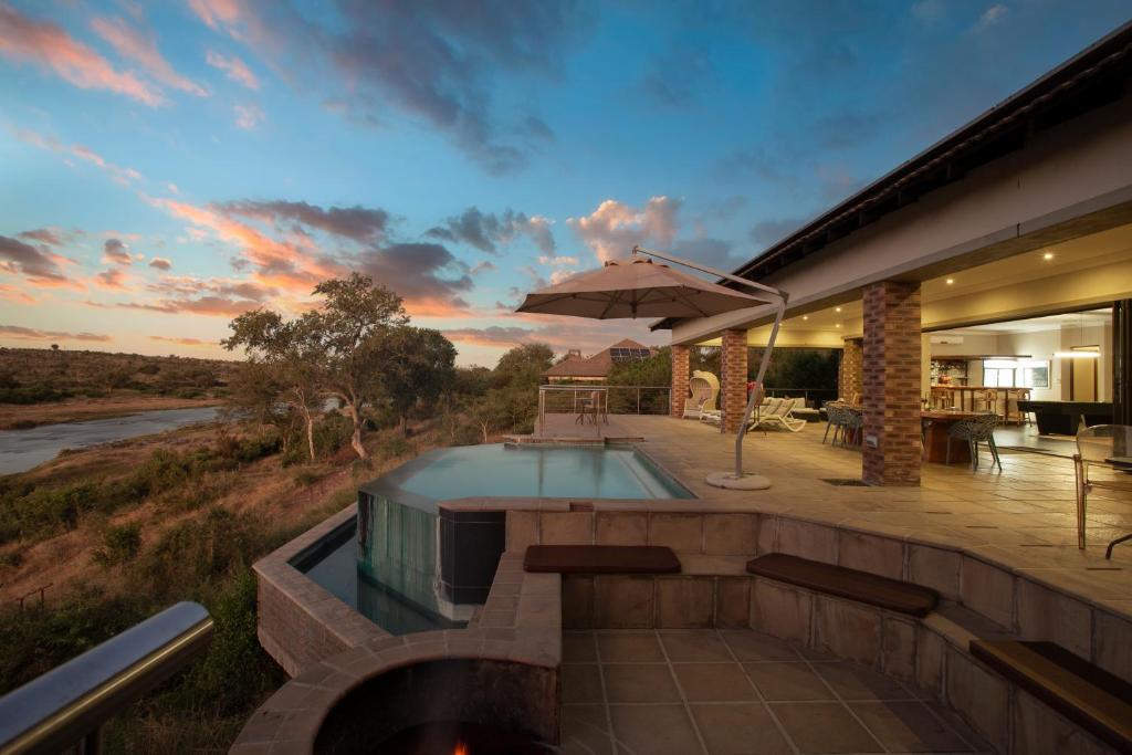 Bazén v ubytování Buffalo Brooke nebo v jeho okolí