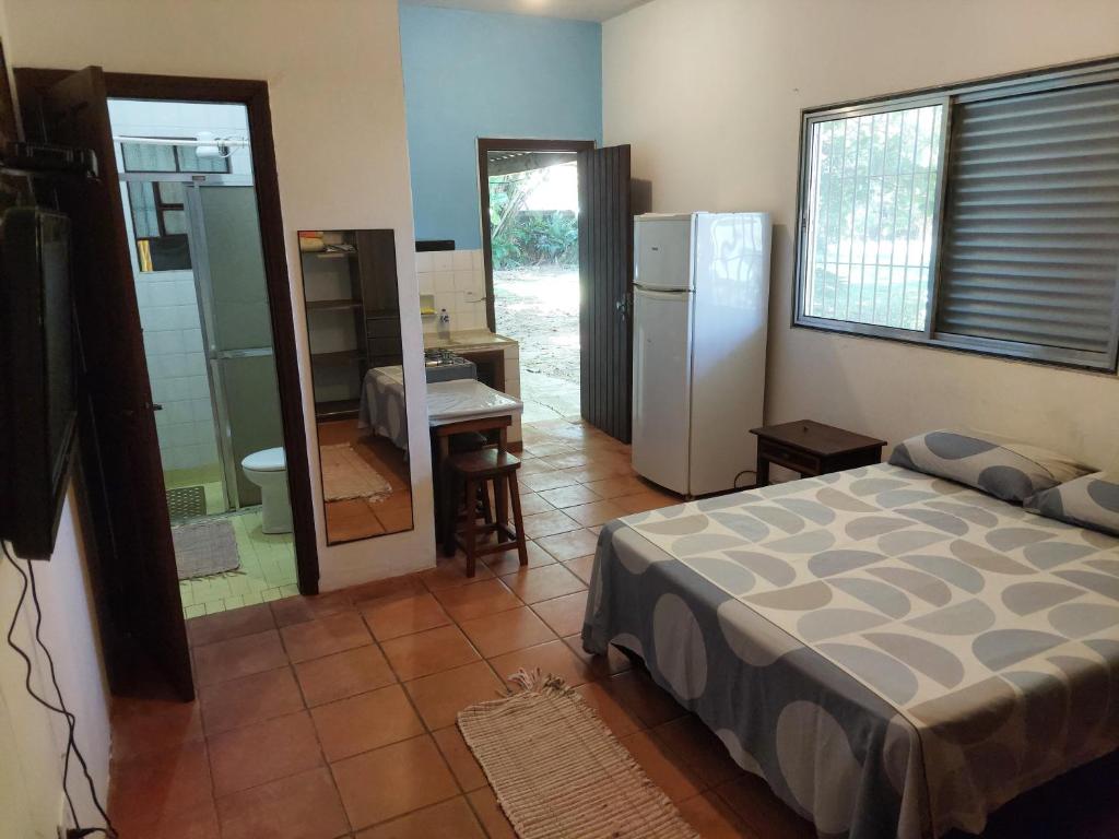 una camera con letto e un bagno con frigorifero di Casa a 130 metros da praia de Boiçucanga a São Sebastião