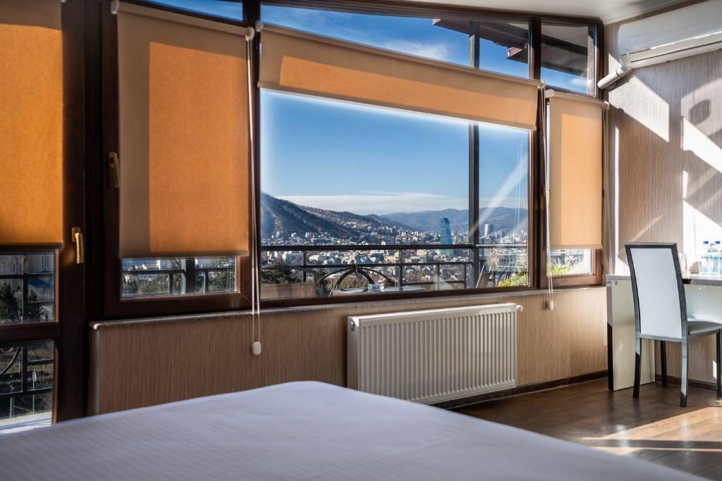 Nespecifikovaný výhled na hory nebo výhled na hory při pohledu z hotelu
