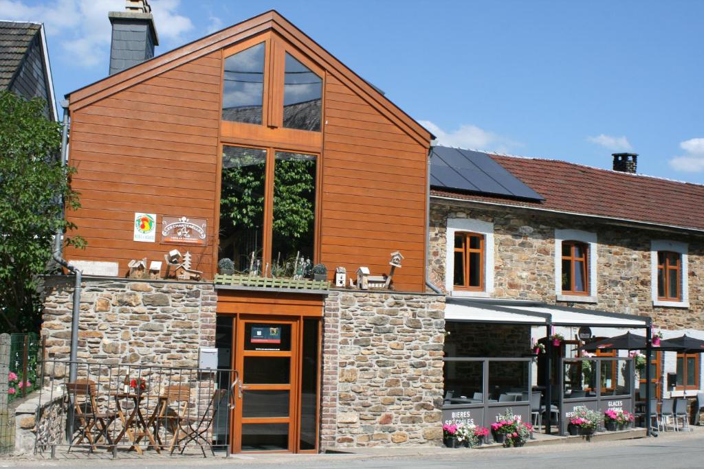 ein Gebäude mit einem großen Fenster darüber in der Unterkunft Les Chanterelles in Jalhay