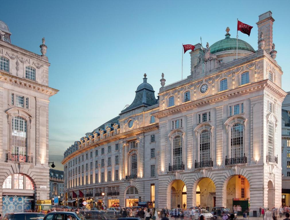 un grand bâtiment avec deux drapeaux en haut dans l'établissement Hotel Cafe Royal, à Londres