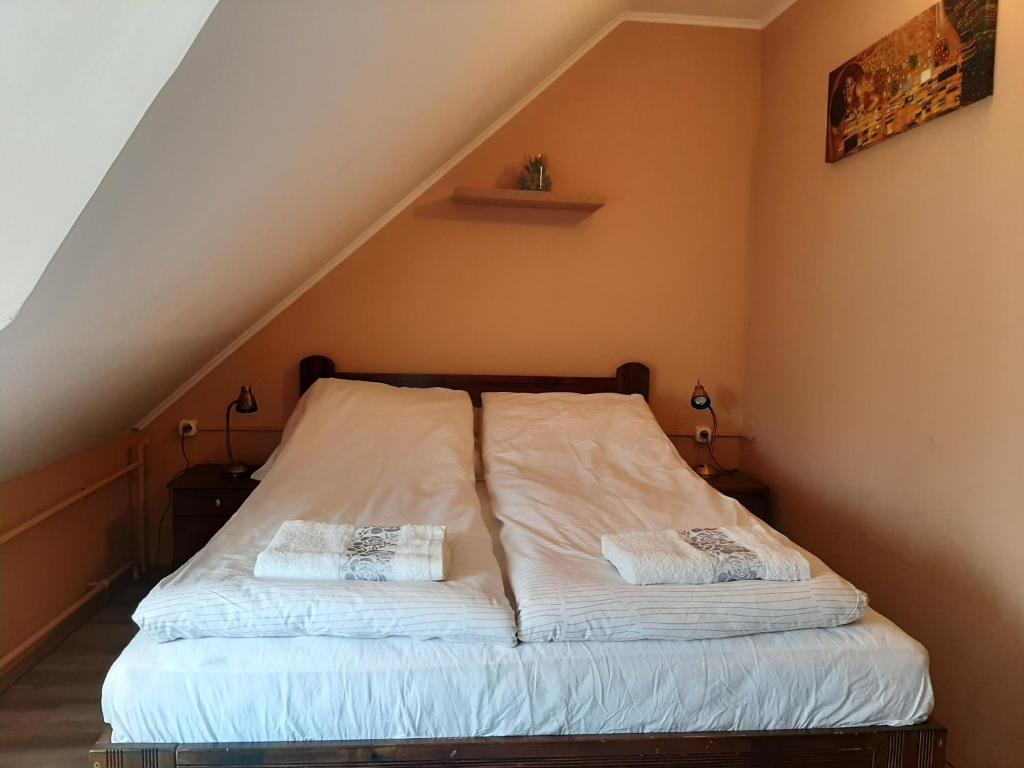 Postel nebo postele na pokoji v ubytování Egniss Apartman 2