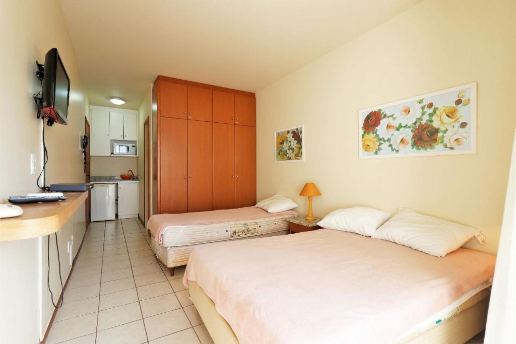 Habitación pequeña con 2 camas y cocina en Flat para 3 pessoas - HB46F, en Florianópolis